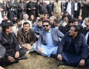 عمران خان کی صحت اور زیرِ التوا مقدمات پر پی ٹی آئی کا سپریم کورٹ کے باہر احتجاج
