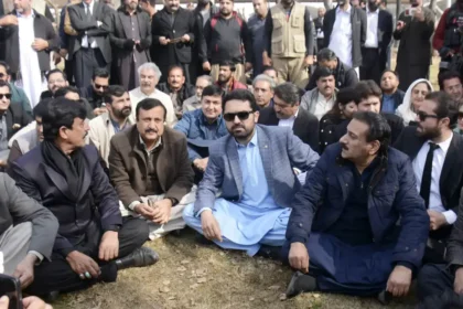 عمران خان کی صحت اور زیرِ التوا مقدمات پر پی ٹی آئی کا سپریم کورٹ کے باہر احتجاج