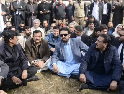 عمران خان کی صحت اور زیرِ التوا مقدمات پر پی ٹی آئی کا سپریم کورٹ کے باہر احتجاج