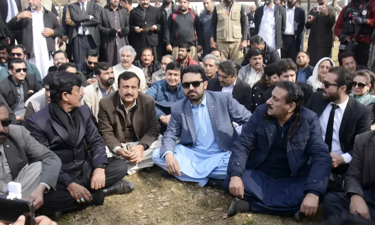 عمران خان کی صحت اور زیرِ التوا مقدمات پر پی ٹی آئی کا سپریم کورٹ کے باہر احتجاج