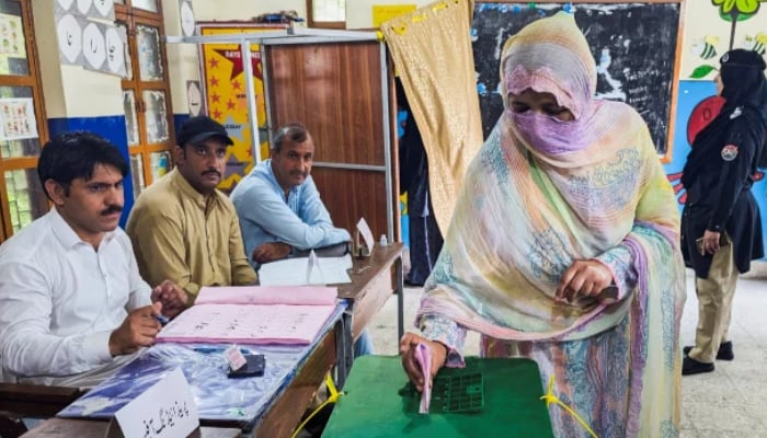 آزاد کشمیر کے ضلع باغ کے 2 حلقوں میں 23 پولنگ اسٹیشنوں پر ووٹنگ جاری ہے۔