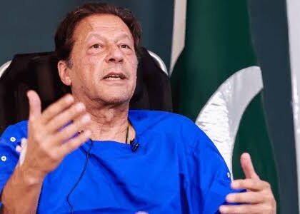 حکومت کا کہنا ہے کہ عمران خان کو شفا کے بجائے پمز منتقل کرنا ’سیکیورٹی کا فیصلہ‘ ہے اور اس بات پر زور دیا کہ یہ اقدام سیاسی نہیں ہے۔