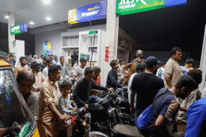 حکومت نے 28 اگست کے لیے پیٹرول کی قیمت میں 50 پیسے اور ہائی اسپیڈ ڈیزل کی قیمت میں 19 پیسے کی کمی کر دی۔