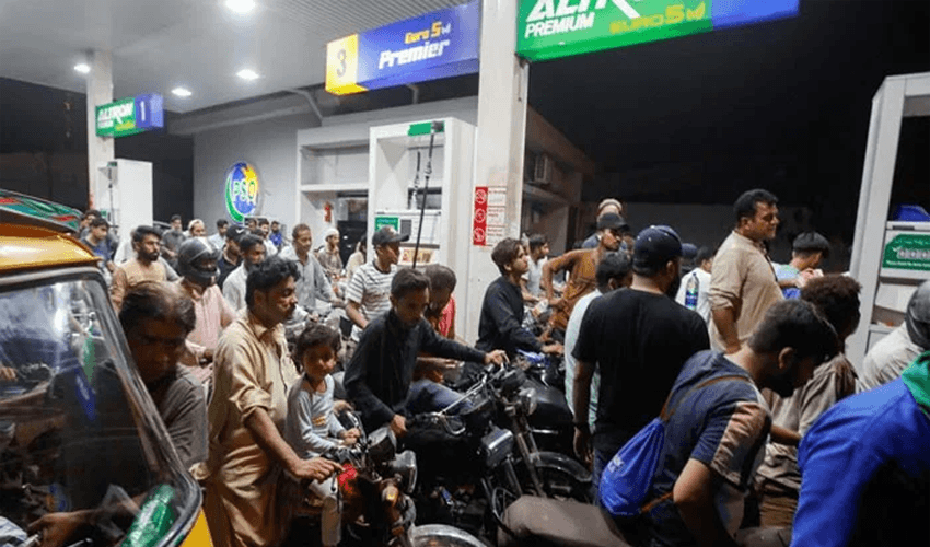 حکومت نے 28 اگست کے لیے پیٹرول کی قیمت میں 50 پیسے اور ہائی اسپیڈ ڈیزل کی قیمت میں 19 پیسے کی کمی کر دی۔