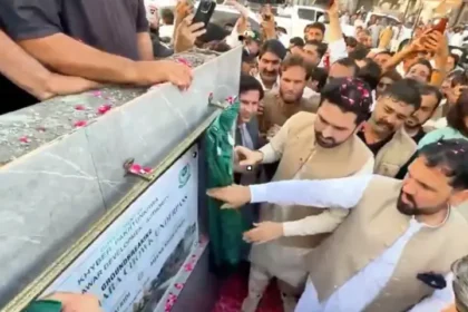پشاور میں خیبر پختونخوا حکومت کے ایک منصوبے کی افتتاحی تقریب کے دوران دیوار گرنے سے پولیس اہلکار زخمی ہو گیا۔
