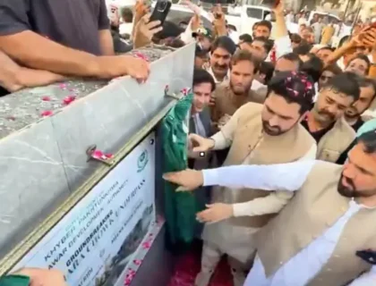پشاور میں خیبر پختونخوا حکومت کے ایک منصوبے کی افتتاحی تقریب کے دوران دیوار گرنے سے پولیس اہلکار زخمی ہو گیا۔