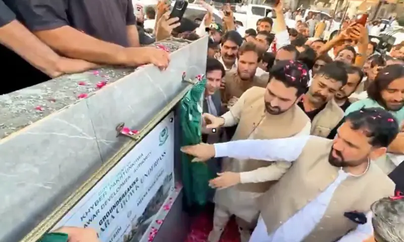 پشاور میں خیبر پختونخوا حکومت کے ایک منصوبے کی افتتاحی تقریب کے دوران دیوار گرنے سے پولیس اہلکار زخمی ہو گیا۔
