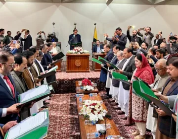 آزاد کشمیر کی آٹھ رکنی کابینہ نے حلف اٹھا لیا، قلمدانوں کی تقسیم بعد میں ہوگی۔