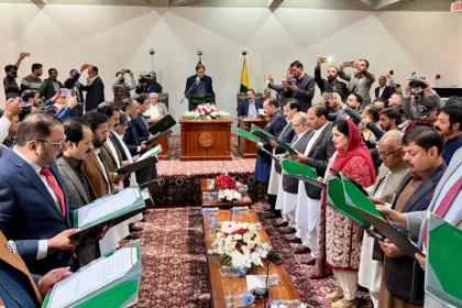 آزاد کشمیر کی آٹھ رکنی کابینہ نے حلف اٹھا لیا، قلمدانوں کی تقسیم بعد میں ہوگی۔