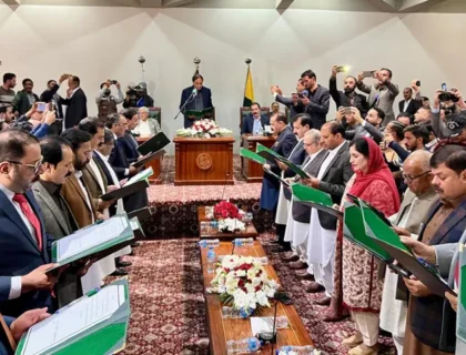 آزاد کشمیر کی آٹھ رکنی کابینہ نے حلف اٹھا لیا، قلمدانوں کی تقسیم بعد میں ہوگی۔