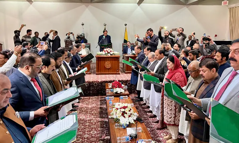 آزاد کشمیر کی آٹھ رکنی کابینہ نے حلف اٹھا لیا، قلمدانوں کی تقسیم بعد میں ہوگی۔