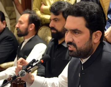 خیبر پختونخوا کے وزیراعلیٰ آفریدی حکومت سے مذاکرات کے لیے تیار، لیکن ’کسی بھی مہم جوئی‘ کے خلاف خبردار کر دیا۔
