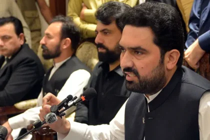 خیبر پختونخوا کے وزیراعلیٰ آفریدی حکومت سے مذاکرات کے لیے تیار، لیکن ’کسی بھی مہم جوئی‘ کے خلاف خبردار کر دیا۔