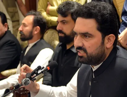 خیبر پختونخوا کے وزیراعلیٰ آفریدی حکومت سے مذاکرات کے لیے تیار، لیکن ’کسی بھی مہم جوئی‘ کے خلاف خبردار کر دیا۔