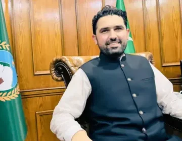 وفاقی وزراء کی جانب سے خیبر پختونخوا حکومت کی انسدادِ دہشت گردی کی کوششوں پر کڑی تنقید کے باوجود وزیراعلیٰ آفریدی نے سخت اور دو ٹوک موقف اپنایا۔