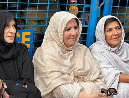 گوہر کا کہنا ہے کہ پی ٹی آئی ’پرامن‘ لانگ مارچ چاہتی ہے، انہوں نے عمران خان کی بہنوں کی حراست کی مذمت کی۔