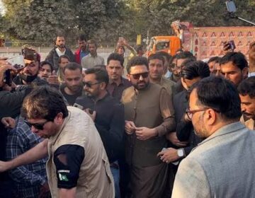 خیبر پختونخوا کے وزیراعلیٰ کا دعویٰ ہے کہ انہیں لاہور میں حکام نے ’اغوا‘ کیا؛ پنجاب کے وزیر نے الزامات کی تردید کر دی۔