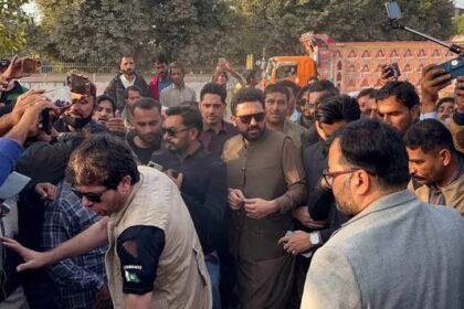 خیبر پختونخوا کے وزیراعلیٰ کا دعویٰ ہے کہ انہیں لاہور میں حکام نے ’اغوا‘ کیا؛ پنجاب کے وزیر نے الزامات کی تردید کر دی۔