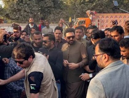 خیبر پختونخوا کے وزیراعلیٰ کا دعویٰ ہے کہ انہیں لاہور میں حکام نے ’اغوا‘ کیا؛ پنجاب کے وزیر نے الزامات کی تردید کر دی۔