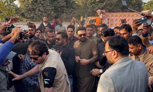 خیبر پختونخوا کے وزیراعلیٰ کا دعویٰ ہے کہ انہیں لاہور میں حکام نے ’اغوا‘ کیا؛ پنجاب کے وزیر نے الزامات کی تردید کر دی۔