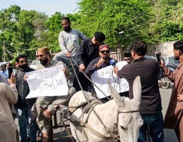 پیٹرول کی قیمتوں میں شدید اضافے کے خلاف پی ٹی آئی کے قانون ساز گدھا گاڑیوں پر سندھ اسمبلی پہنچ گئے۔