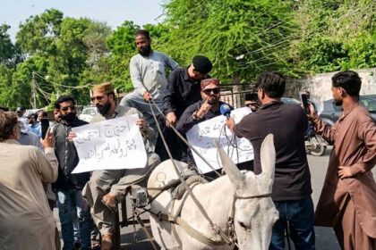 پیٹرول کی قیمتوں میں شدید اضافے کے خلاف پی ٹی آئی کے قانون ساز گدھا گاڑیوں پر سندھ اسمبلی پہنچ گئے۔