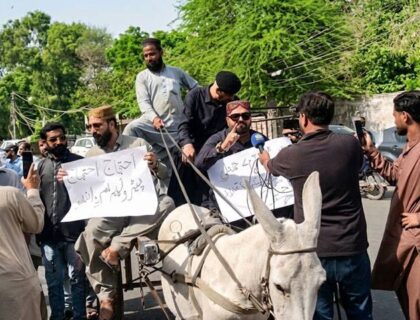 پیٹرول کی قیمتوں میں شدید اضافے کے خلاف پی ٹی آئی کے قانون ساز گدھا گاڑیوں پر سندھ اسمبلی پہنچ گئے۔