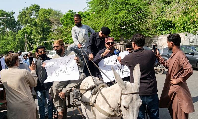 پیٹرول کی قیمتوں میں شدید اضافے کے خلاف پی ٹی آئی کے قانون ساز گدھا گاڑیوں پر سندھ اسمبلی پہنچ گئے۔