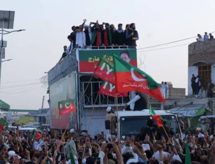 پی ٹی آئی لانگ مارچ: کرک میں خطاب کے بعد خیبر پختونخوا کے وزیراعلیٰ کا قافلہ کوہاٹ روانہ