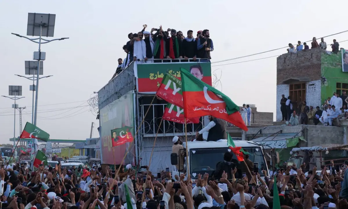 پی ٹی آئی لانگ مارچ: کرک میں خطاب کے بعد خیبر پختونخوا کے وزیراعلیٰ کا قافلہ کوہاٹ روانہ