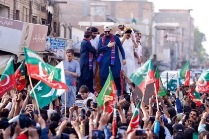 پی ٹی آئی لانگ مارچ کے پانچویں روز آفریدی کی قیادت میں قافلہ پشاور میں داخل