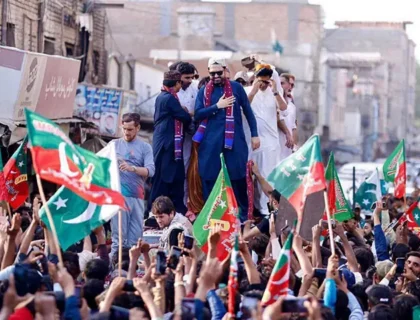 پی ٹی آئی لانگ مارچ کے پانچویں روز آفریدی کی قیادت میں قافلہ پشاور میں داخل
