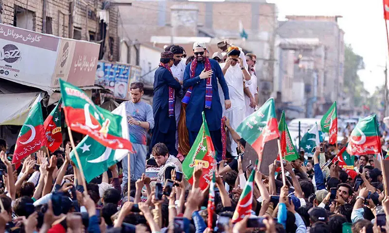 پی ٹی آئی لانگ مارچ کے پانچویں روز آفریدی کی قیادت میں قافلہ پشاور میں داخل