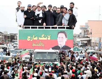 کوہاٹ سے مٹانی کی جانب پی ٹی آئی کے لانگ مارچ کے دوران آفریدی کی جانب سے وفاق کی انسدادِ دہشت گردی پالیسی پر تنقید