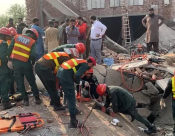 ملتان میں زیرِ تعمیر عمارت کی چھت گرنے سے کم از کم 1 شخص ہلاک اور 6 زخمی ہو گئے۔