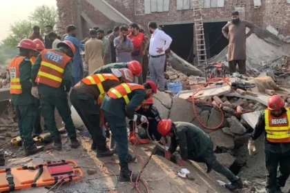 ملتان میں زیرِ تعمیر عمارت کی چھت گرنے سے کم از کم 1 شخص ہلاک اور 6 زخمی ہو گئے۔