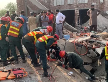 ملتان میں زیرِ تعمیر عمارت کی چھت گرنے سے کم از کم 1 شخص ہلاک اور 6 زخمی ہو گئے۔