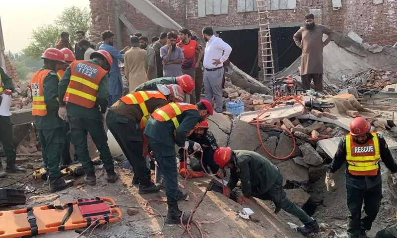 ملتان میں زیرِ تعمیر عمارت کی چھت گرنے سے کم از کم 1 شخص ہلاک اور 6 زخمی ہو گئے۔