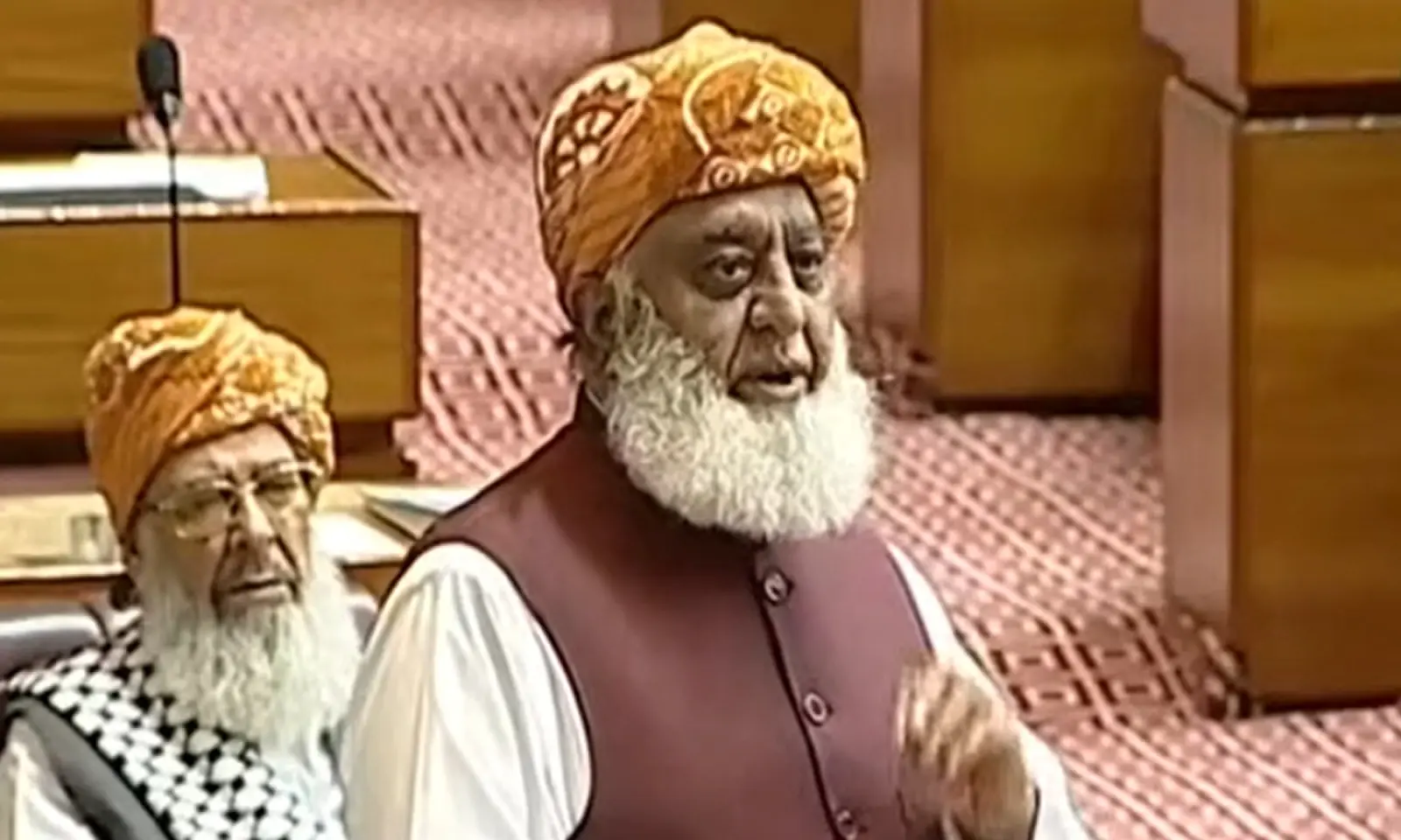 فضل کا حکومت پر الزام: خیبر پختونخوا میں ایمرجنسی اور گورنر راج کے نفاذ کے دوران آئین کا 'غلط استعمال' کیا گیا