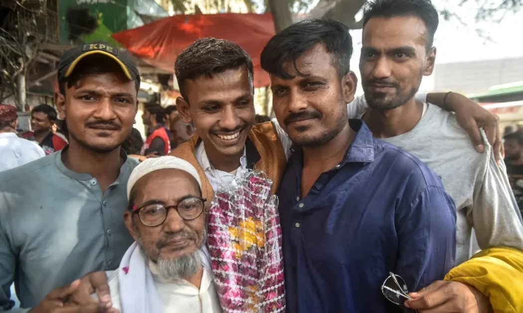 میں اب کبھی سمندر نہیں جاؤں گا‘: بھارتی قید سے رہا ہونے والے 11 ماہی گیر کراچی میں اپنے اہل خانہ سے جا ملے۔