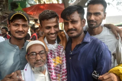 میں اب کبھی سمندر نہیں جاؤں گا‘: بھارتی قید سے رہا ہونے والے 11 ماہی گیر کراچی میں اپنے اہل خانہ سے جا ملے۔