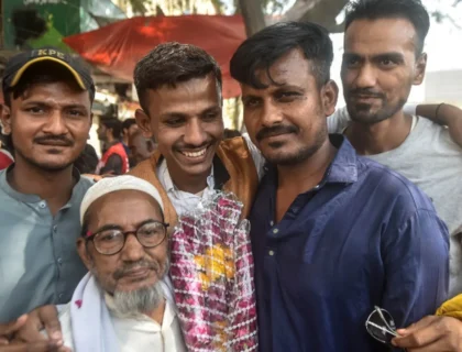میں اب کبھی سمندر نہیں جاؤں گا‘: بھارتی قید سے رہا ہونے والے 11 ماہی گیر کراچی میں اپنے اہل خانہ سے جا ملے۔