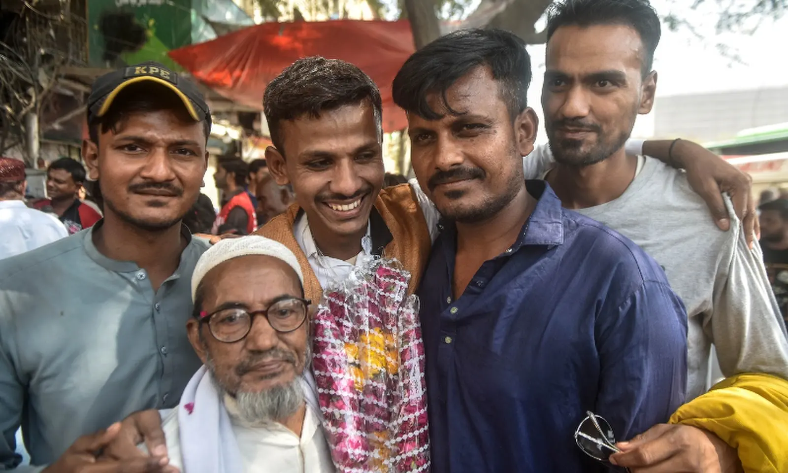 میں اب کبھی سمندر نہیں جاؤں گا‘: بھارتی قید سے رہا ہونے والے 11 ماہی گیر کراچی میں اپنے اہل خانہ سے جا ملے۔