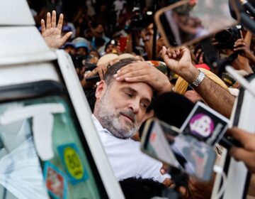 انتخابی سربراہ کے خلاف احتجاج کرنے پر بھارتی اپوزیشن کے قانون سازوں اور راہول گاندھی کو مسلسل دوسرے روز حراست میں لے لیا گیا۔