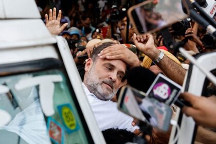 انتخابی سربراہ کے خلاف احتجاج کرنے پر بھارتی اپوزیشن کے قانون سازوں اور راہول گاندھی کو مسلسل دوسرے روز حراست میں لے لیا گیا۔