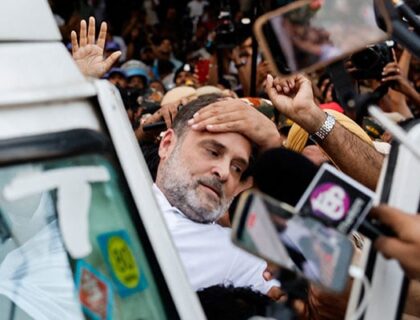 انتخابی سربراہ کے خلاف احتجاج کرنے پر بھارتی اپوزیشن کے قانون سازوں اور راہول گاندھی کو مسلسل دوسرے روز حراست میں لے لیا گیا۔