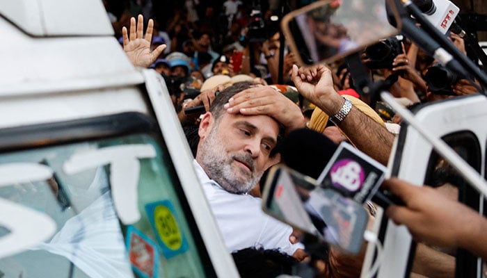انتخابی سربراہ کے خلاف احتجاج کرنے پر بھارتی اپوزیشن کے قانون سازوں اور راہول گاندھی کو مسلسل دوسرے روز حراست میں لے لیا گیا۔