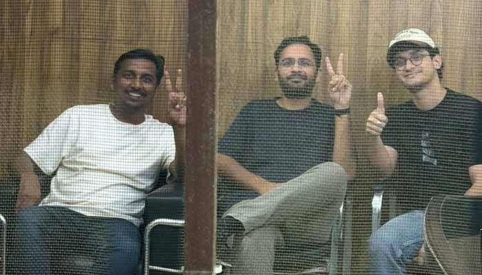 احتجاج کے بعد ’کاکروچ جنتا پارٹی‘ کے سرکردہ رہنماؤں کو جیل بھیج دیا گیا۔