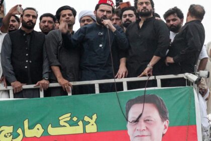 خیبر میں مارچ کے شرکاء سے گفتگو: خیبر پختونخوا کے وزیراعلیٰ کا کہنا ہے کہ فوجی آپریشنز کی اجازت نہیں دی جائے گی۔
